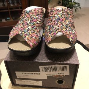 Bernie & Merv Floral wedge Heels Size 9 NIB